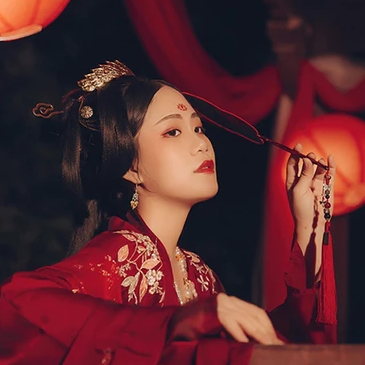 紅衣帶團扇女生頭像，唯美古風真人頭像