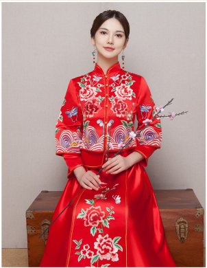 牡丹花刺繡新娘結(jié)婚禮服，波浪紋邊中式禮服