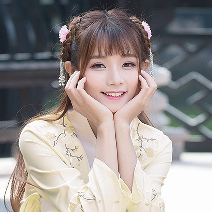 淡黃色漢服帶傘女生頭像，唯美古風真人頭像