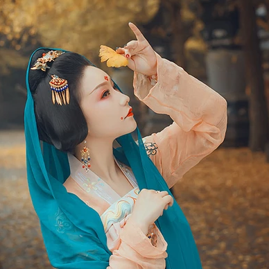 銀杏葉帶團(tuán)扇和傘女生頭像，唯美古風(fēng)真人頭像