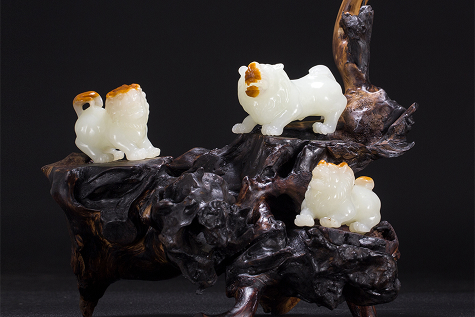 天然籽料真皮獅子手玩件，百獸之王白玉擺件