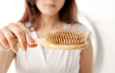 產(chǎn)后脫發(fā)嚴(yán)重怎么辦 產(chǎn)后脫發(fā)原因及治療小偏方